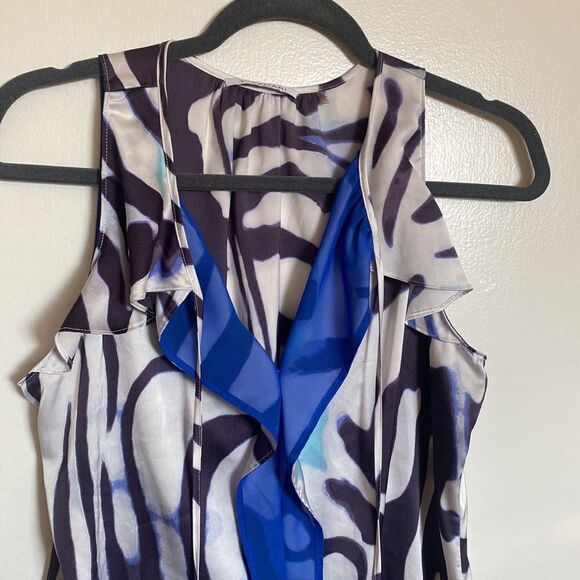 TAHARI- silk like sleeveless blouse- Size Small - Picture 3 of 9